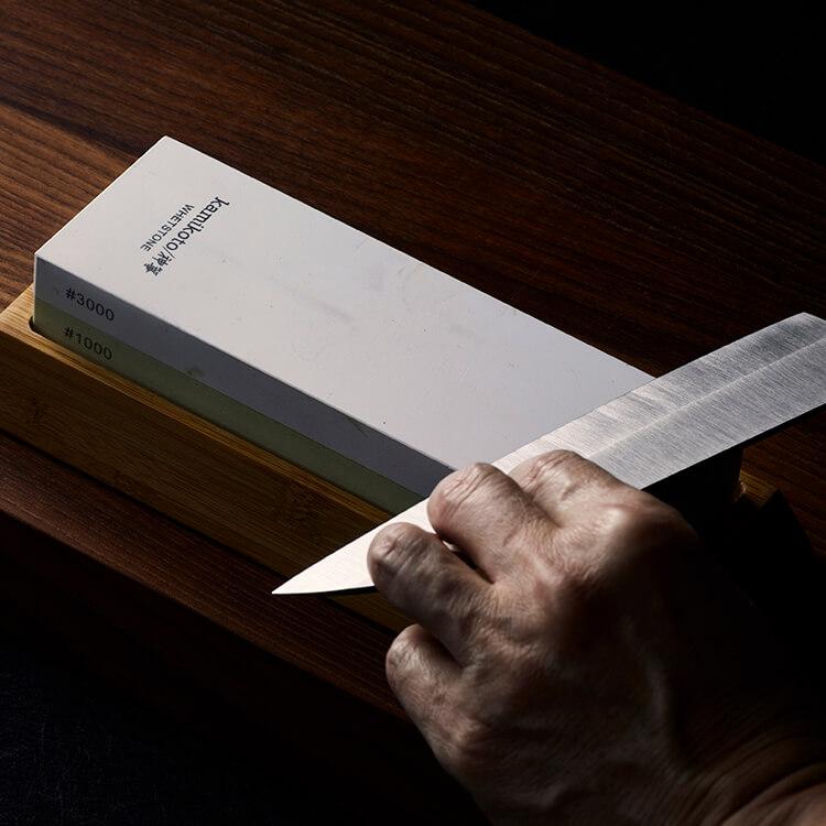 Discover the secret of the Japanese whetstone for sharpening knives